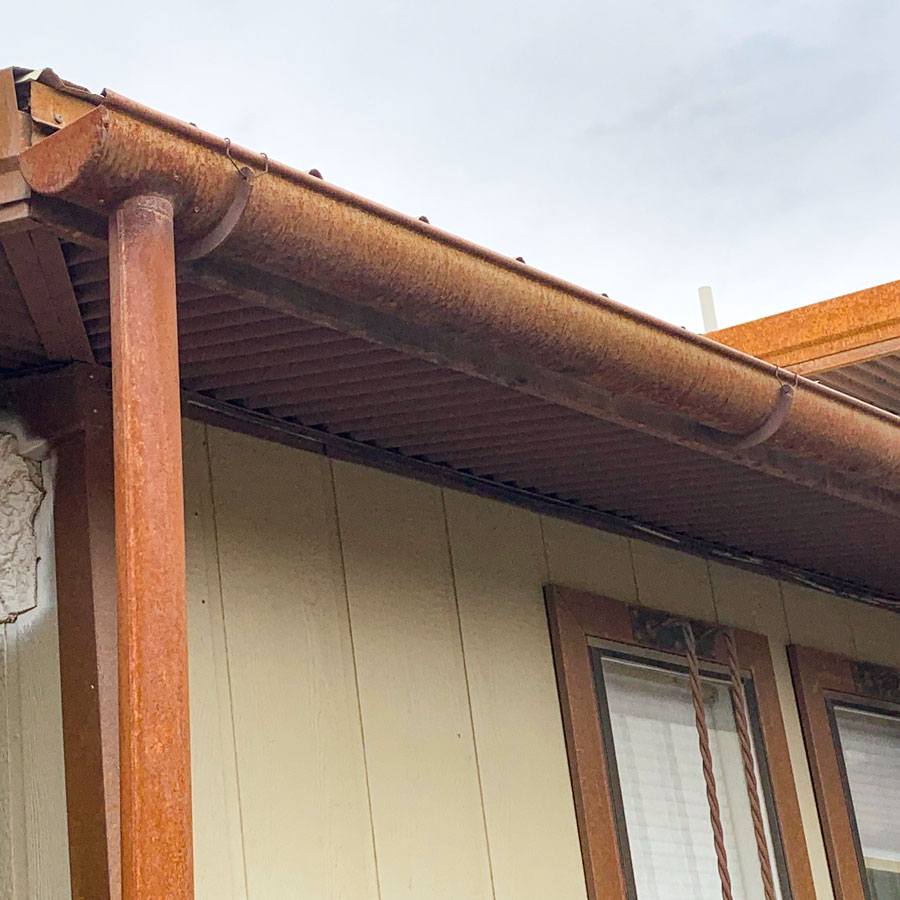 Metal gutter for roof drainage